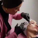 Aplicación de Mesoterapia periocular en el contorno de ojos para mejorar la hidratación y el aspecto de la mirada.