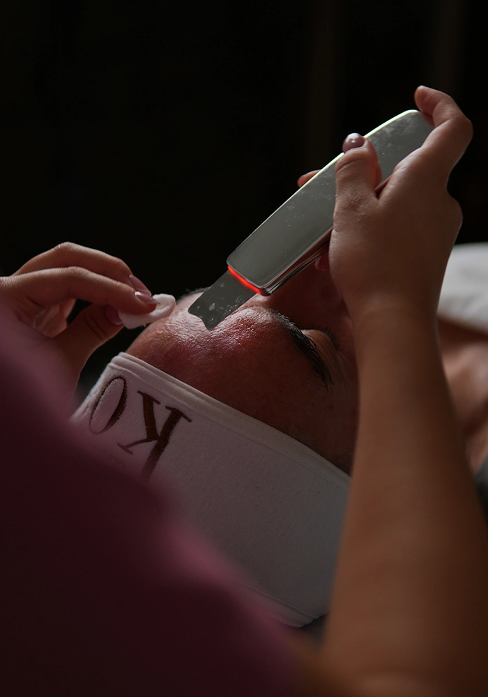 Higiene básica Naqua con limpieza facial suave y espátula ultrasónica en Clínica Koa Valencia