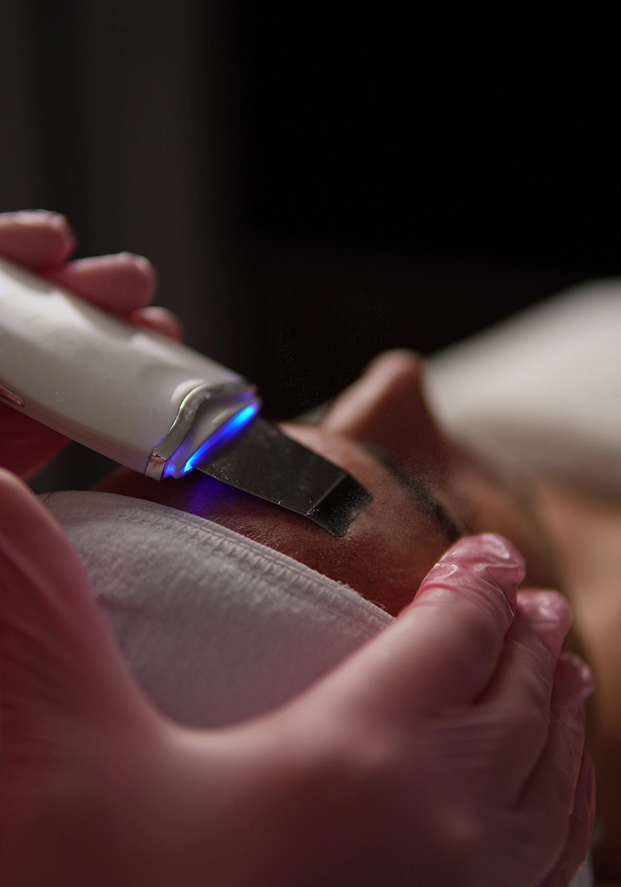 Higiene Skin Detox en Clínica Koa Valencia con espátula ultrasónica para limpiar la piel