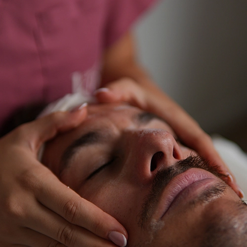 Hombre facial hilo en Clínica KOA Valencia para depilación facial precisa y piel suave