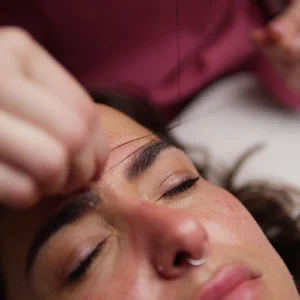 Pack diseño: depilación y tinte de cejas a Henna en Clínica KOA Valencia