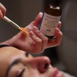 Peeling 3 sesiones en Clínica Koa aplicado en cabina para renovar la piel, mejorar la textura y unificar el tono.