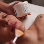Peeling con tratamiento en Clínica Koa aplicado en cabina para renovar la piel y potenciar su luminosidad.