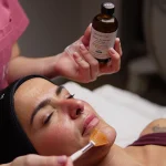 Peeling personalizado en Clínica Koa aplicado en cabina para renovar la piel y mejorar la textura y el tono.