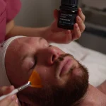 Peeling personalizado en Clínica Koa aplicado en cabina para renovar la piel y mejorar su textura y luminosidad.