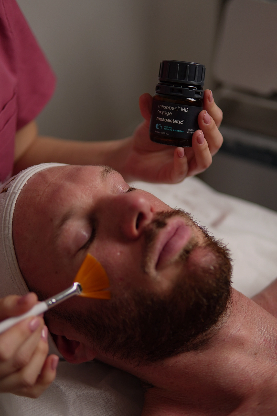 Peeling personalizado en Clínica Koa aplicado en cabina para renovar la piel y mejorar su textura y luminosidad.