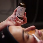 Skin Correct en Clínica Koa aplicado en cabina para ayudar a corregir manchas y unificar el tono de la piel.