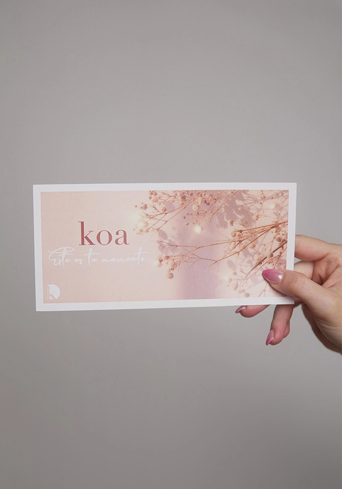 Tarjeta de regalo de Clínica Koa en Valencia sostenida con la mano