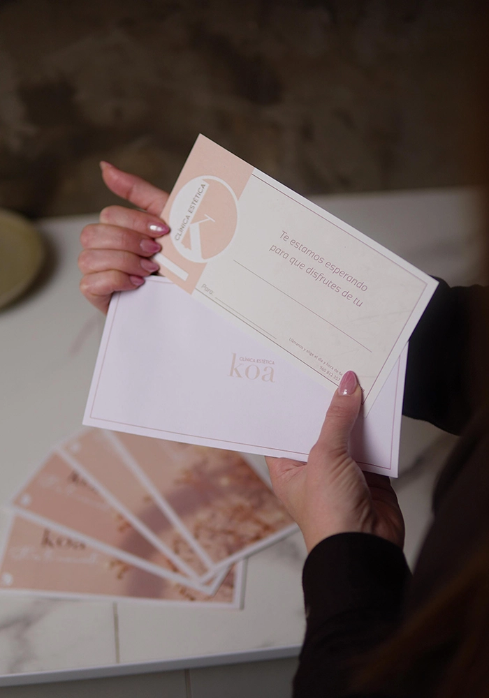 Tarjeta de regalo de Clínica Koa con vale para tratamientos de estética en Valencia