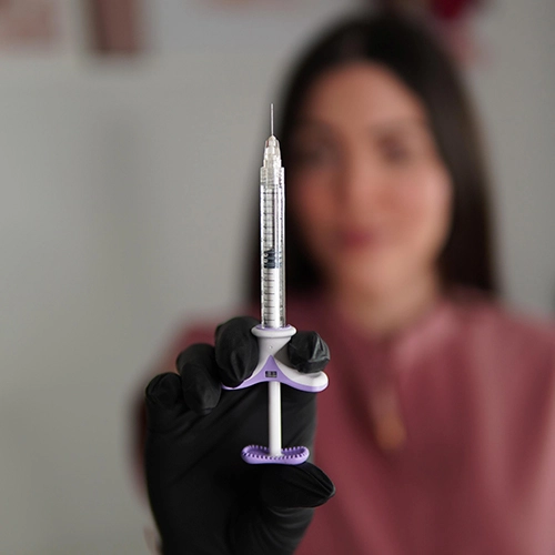 Jeringa preparada para Aumento de labios con ácido hialurónico Ultra 3 en consulta de medicina estética.
