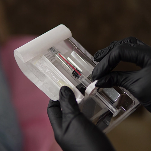 Polinucleótidos facial escote: preparación del tratamiento con jeringa en Clínica KOA