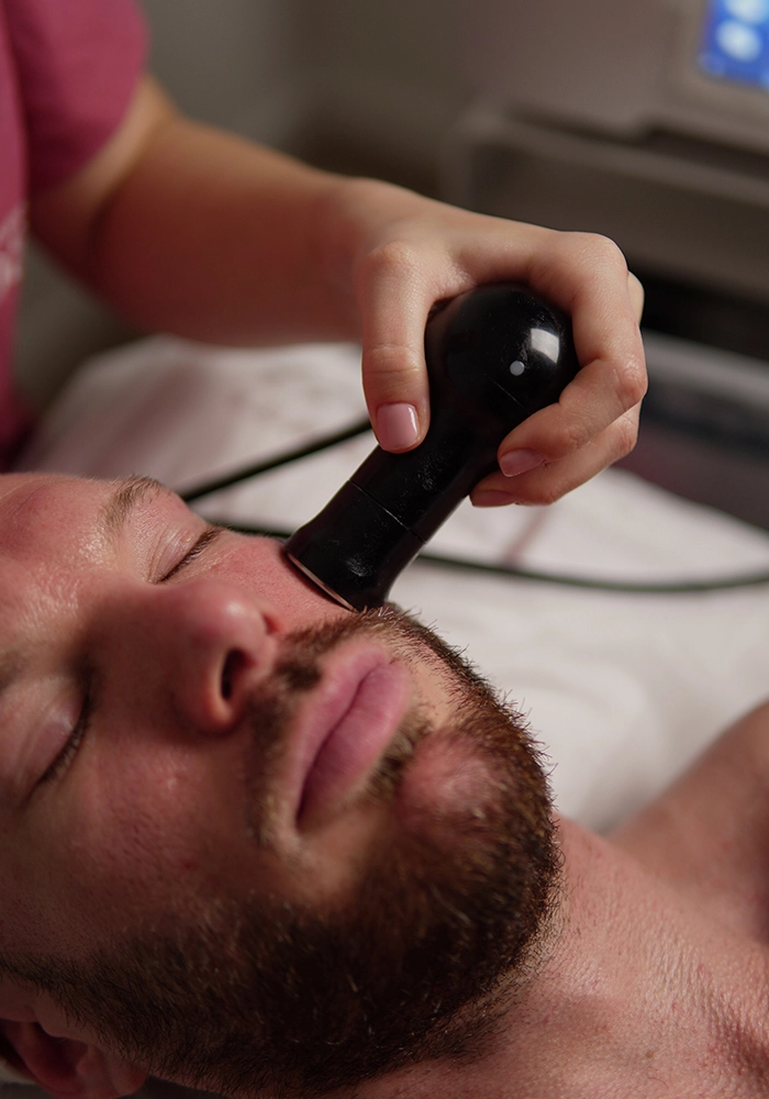 Radiofrecuencia Facial Deep 5 sesiones aplicada en el rostro de un hombre en Clínica KOA