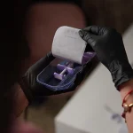 Relleno del código de barras con ácido hialurónico Volift: preparación del material en Clínica KOA