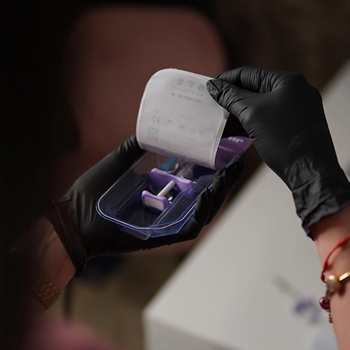 Relleno del código de barras con ácido hialurónico Volift: preparación del material en Clínica KOA